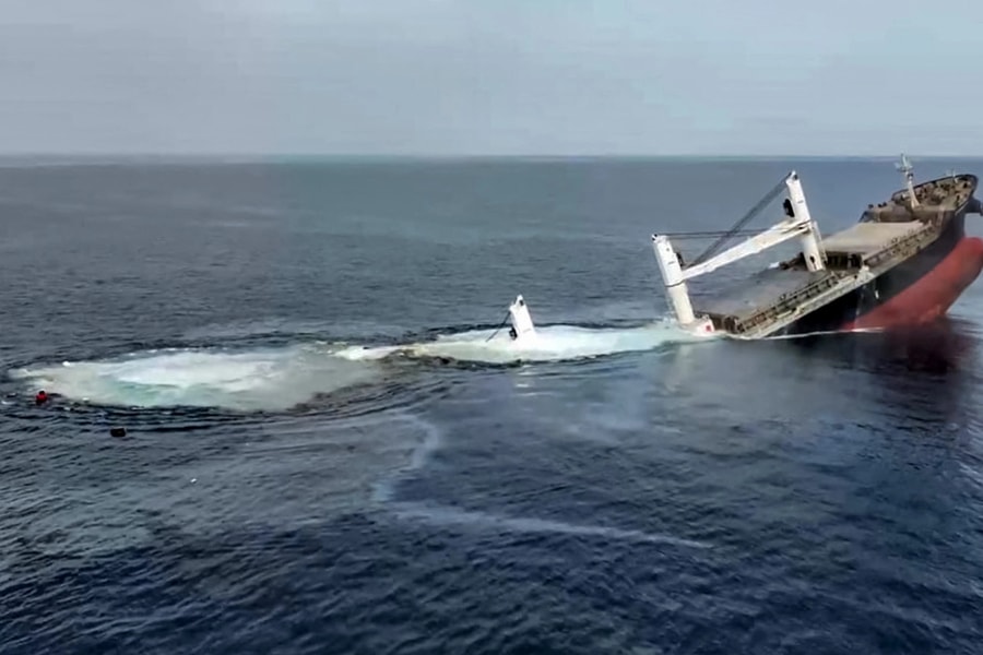 Tàu chở dầu bị tấn công ngoài khơi Yemen