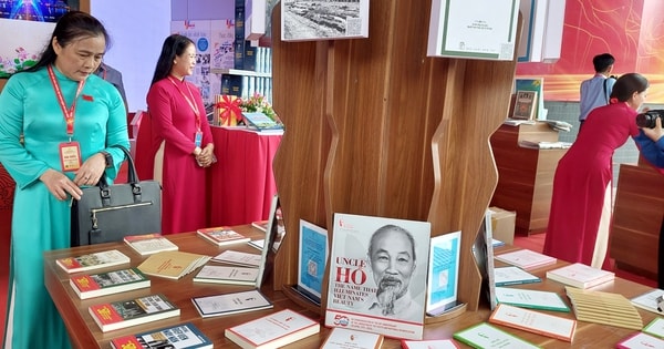 TPHCM trao tặng Không gian 'Cây tri thức' và 126.000 quyển sách tại Học viện Cán bộ