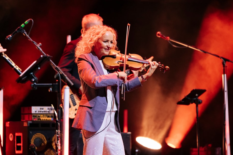 Secret Garden chia sẻ hành trình vượt ung thư xúc động trong concert ở Việt Nam