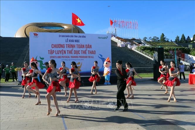 Trên 1.000 người tham gia luyện tập thể thao tại Quảng trường Lâm Viên - Đà Lạt