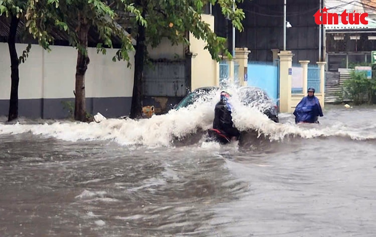 TP Hồ Chí Minh: Ô tô lao nhanh trên đường ngập tạo sóng nước cuốn ngã người đi đường