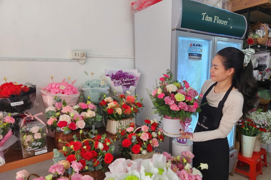 Nhộn nhịp thị trường hoa và quà tặng ngày Phụ nữ Việt Nam 20/10