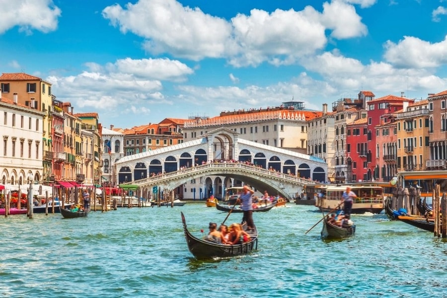 Tin lời đi theo Google Maps chỉ đường, cô gái trượt chân rơi tõm xuống nước