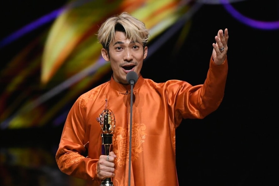 Liên Bỉnh Phát: Hãnh diện mặc áo dài nhận cúp Thị đế