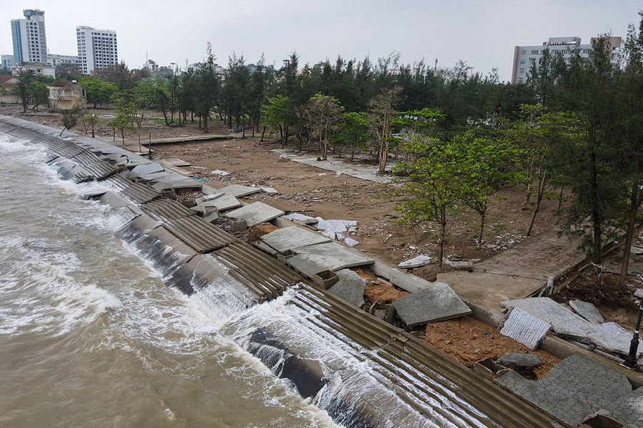 Kè biển hơn 40 tỷ đồng vỡ nát sau mưa bão