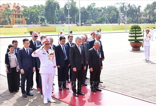 Chủ tịch Quốc hội Hungary Kover Laszlo vào Lăng viếng Chủ tịch Hồ Chí Minh