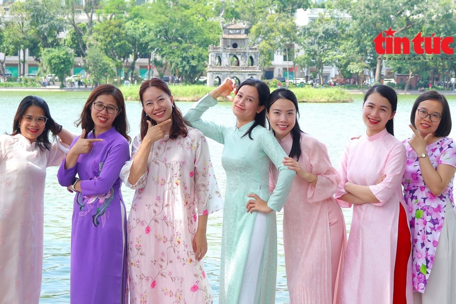Hồ Gươm bừng sắc áo dài trong ngày trọng đại của 'nửa kia quan trọng'