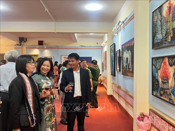 Triển lãm 'Về miền đất đỏ' tôn vinh nữ họa sĩ ba miền