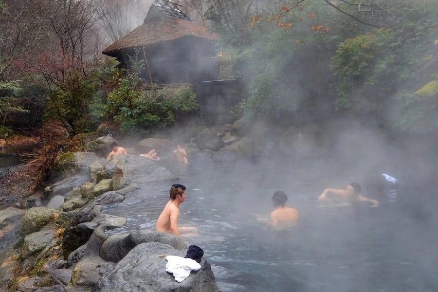 Có gì bên trong suối nước nóng khỏa thân ở Nhật Bản