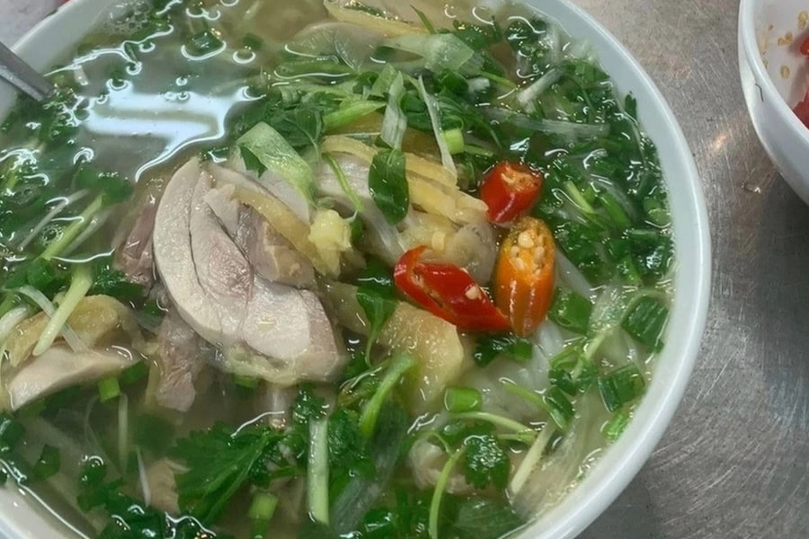 Ăn phở giá 150.000 đồng và 60.000 đồng ở Hà Nội, khách nước ngoài nói gì?