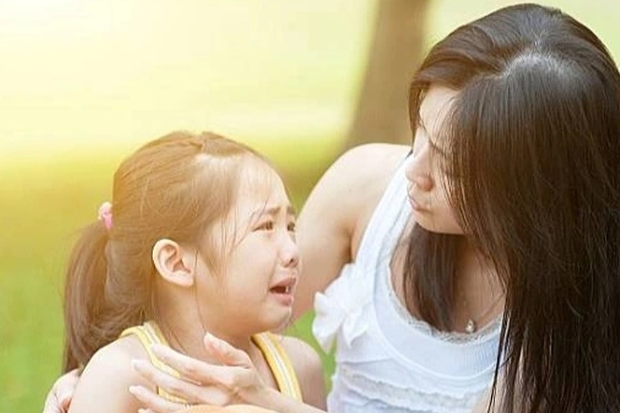 Từ vết bầm tím trên chân con, tôi hốt hoảng phát hiện sự thật chấn động