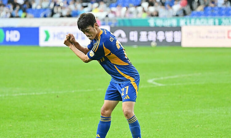 Cựu tiền vệ Ngoại hạng Anh chế giễu HLV Shin Tae-yong