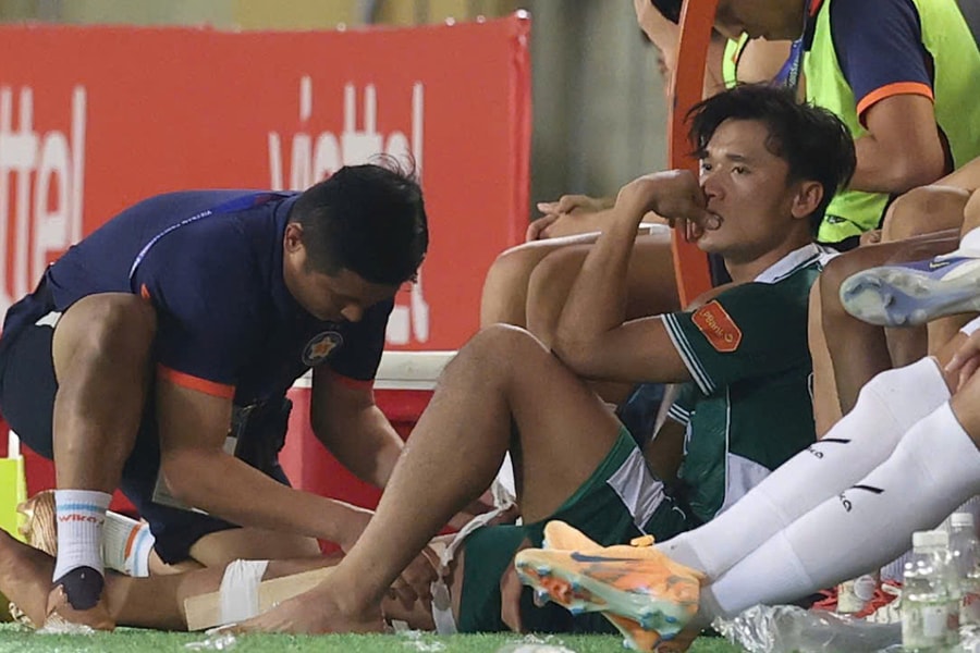 Thủ môn Bùi Tiến Dũng chấn thương gối