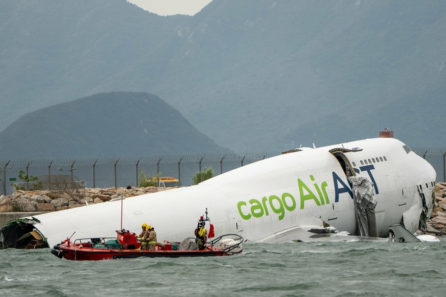 Máy bay bập bềnh trên biển sau vụ trượt khỏi đường băng ở Hong Kong