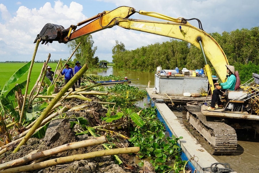 Đắp đê cứu lúa ở Đồng Tháp Mười mùa lũ