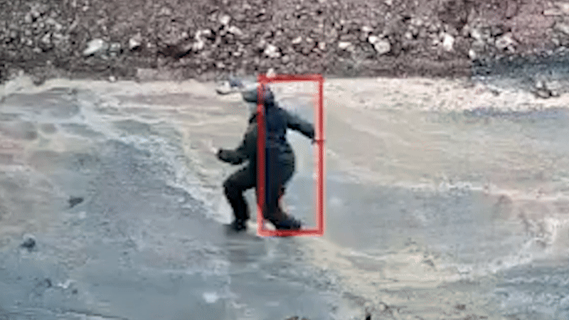 Trinh sát bao vây, đạp ngã người chở bao ma túy