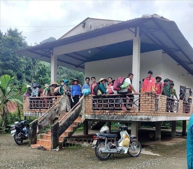 Khẩn cấp đưa 61 hộ dân ở Quảng Ngãi đến nơi an toàn sau khi phát hiện vết nứt núi