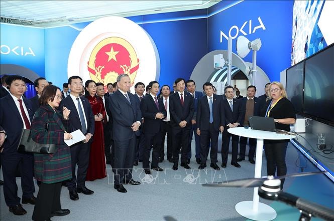 Tổng Bí thư Tô Lâm thăm Trung tâm trải nghiệm - Trụ sở Công ty Nokia