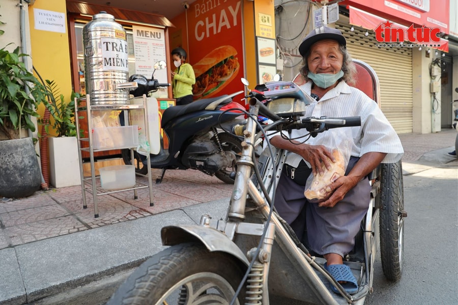 Ấm lòng ‘bánh mì treo' và 'xôi treo’ miễn phí cho người khó khăn ở TP Hồ Chí Minh