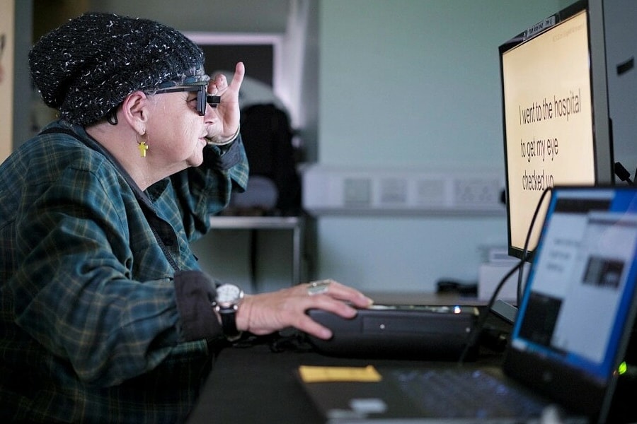 Cấy vi mạch 2 mm vào mắt, bệnh nhân mù 30 năm đọc sách trở lại