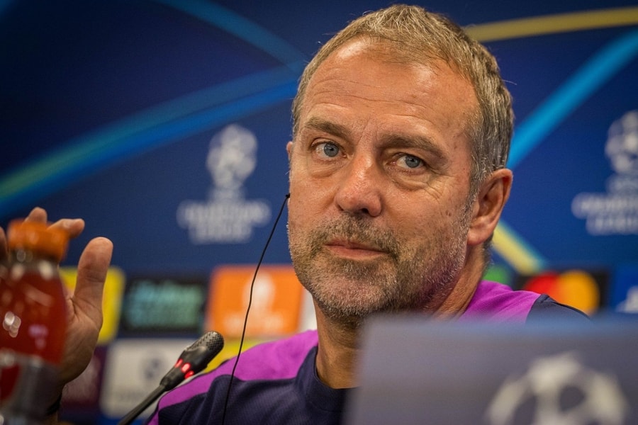 Hansi Flick: 'Tôi phải cư xử lại, làm gương cho con cháu'