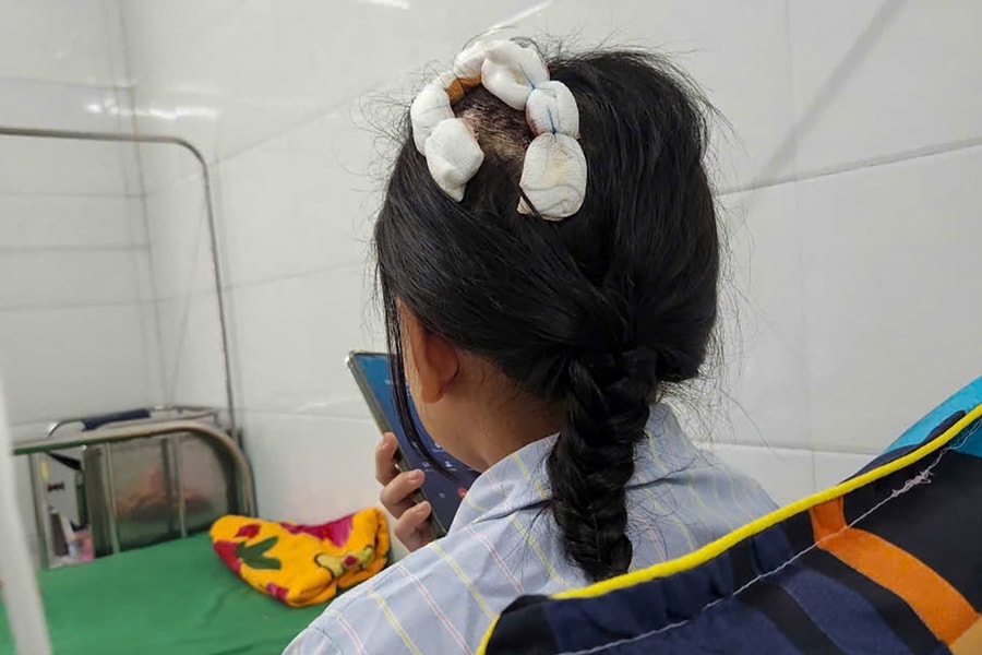 Cuộc sống trong đòn roi của bé lớp 5 bị cha dượng bạo hành