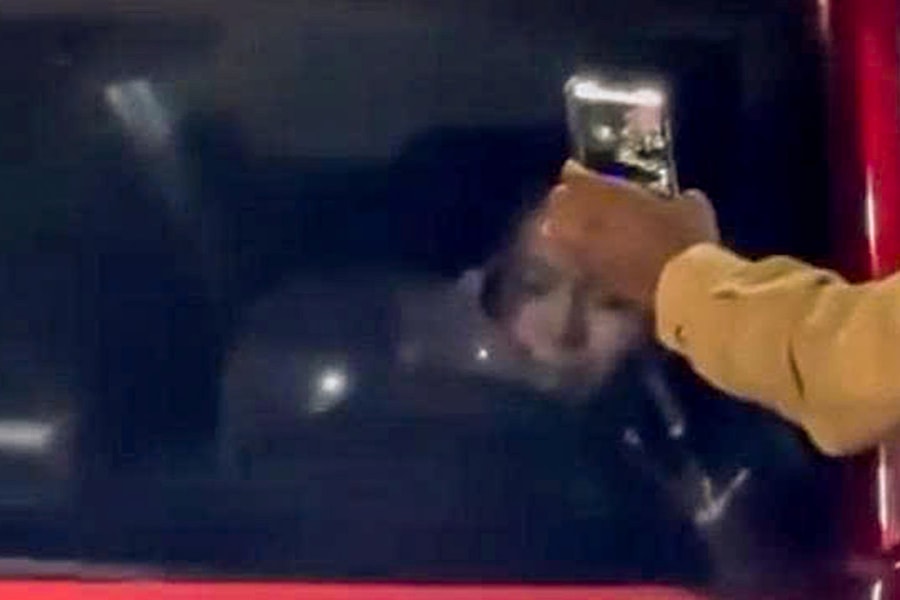 Nữ ca sĩ thản nhiên hút bóng cười khi bị CSGT dừng xe