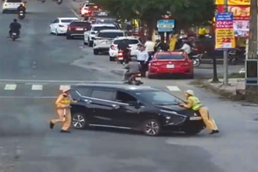 Tài xế hất cảnh sát giao thông lên nắp capo bị tạm giữ