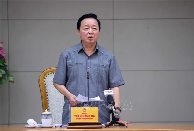 Phó Thủ tướng Trần Hồng Hà: Tăng cường dự báo, chủ động ứng phó đa thiên tai sau bão số 12