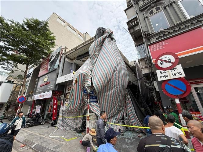 Một người đi đường tử vong do vật liệu từ nhà đang tháo dỡ rơi trúng