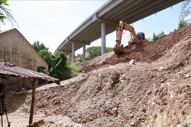 Xử lý khẩn cấp sạt lở mái taluy khi thi công cao tốc Bắc - Nam