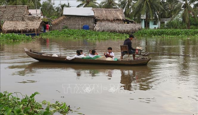 Hành trình gian nan đi tìm con chữ của trẻ em vùng sông nước miền Tây
