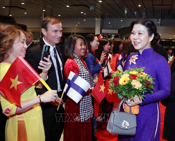 Phu nhân Ngô Phương Ly dự giờ lớp tiếng Việt tại Trường phổ thông liên cấp Vesala (Phần Lan)