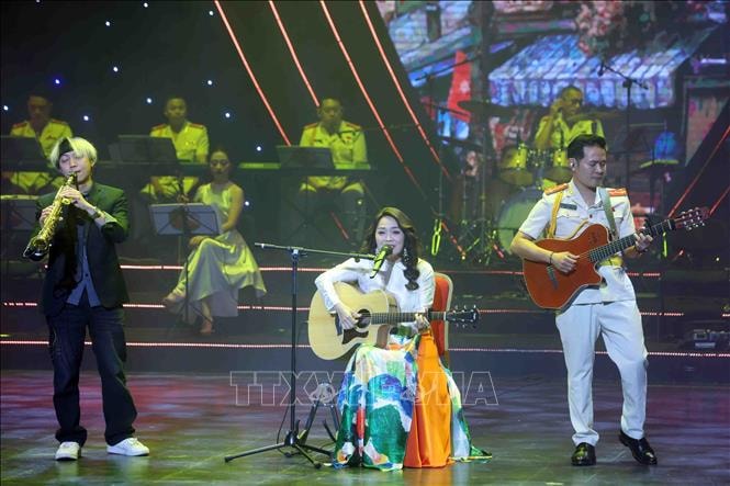 Chương trình nghệ thuật 'Thắp sáng yêu thương' gây quỹ ủng hộ đồng bào vùng lũ lụt