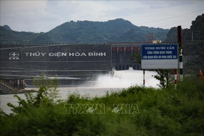 11 giờ ngày 22/10, đóng 1 cửa xả đáy hồ thủy điện Hòa Bình