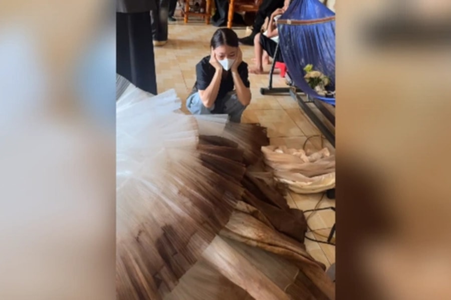 Chủ tiệm váy cưới thẫn thờ nhìn cô dâu lội bùn trong đám cưới mùa mưa lũ