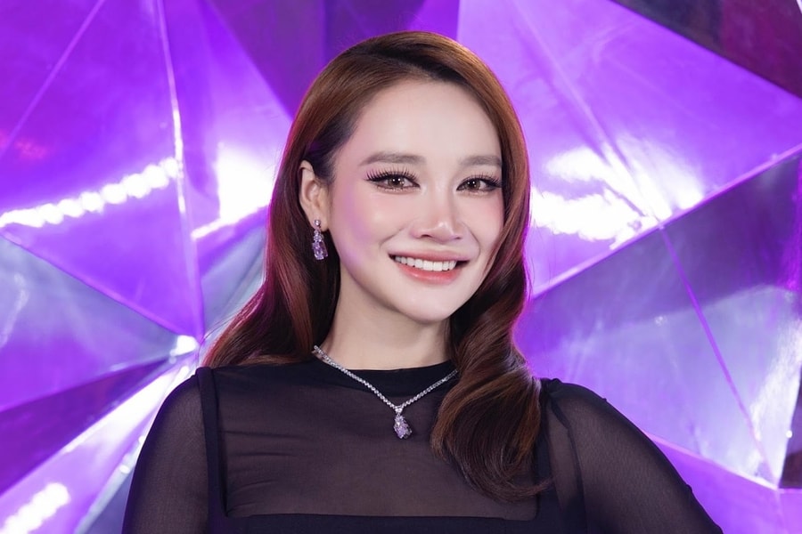 Nhã Phương ôm bụng bầu dự sự kiện của Lý Thùy Chang