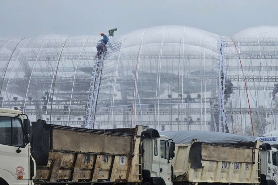 Hàng chục xe tải chắn gió bão cho rạp cưới của Đỗ Thị Hà