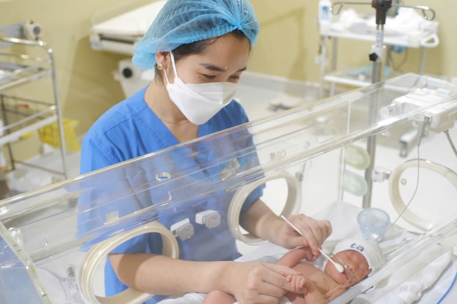 Lợi ích của phương pháp da kề da cho trẻ sinh non