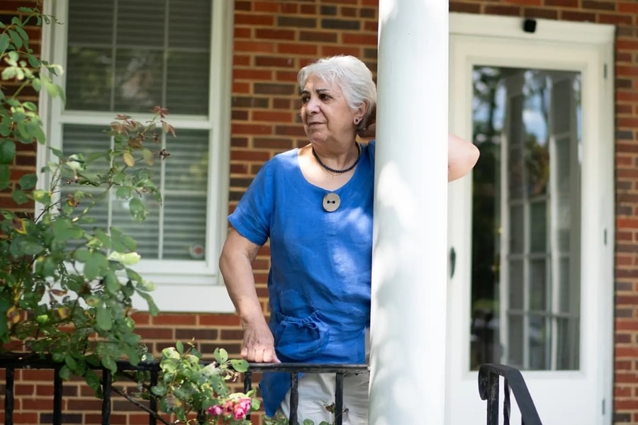 Bị cấm hút thuốc trong nhà mình vì mùi bay sang hàng xóm