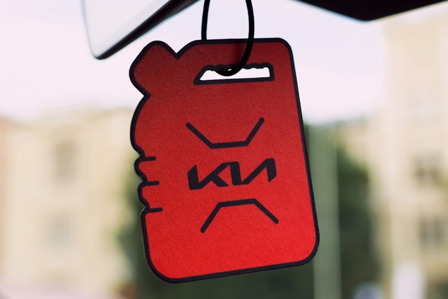 Hãng ôtô tặng nước hoa có mùi xăng cho người đi xe điện