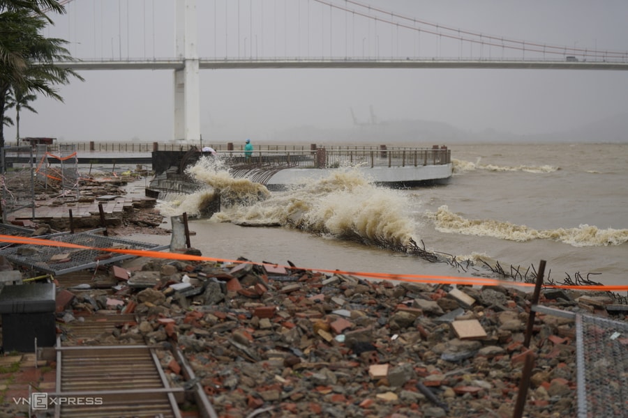Vỉa hè ven sông Hàn bị sóng đánh tan hoang