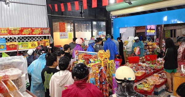 Đà Nẵng lên tiếng về thông tin "thành phố cho nghỉ làm, đóng cửa chợ" do bão số 12 (Fengshen)