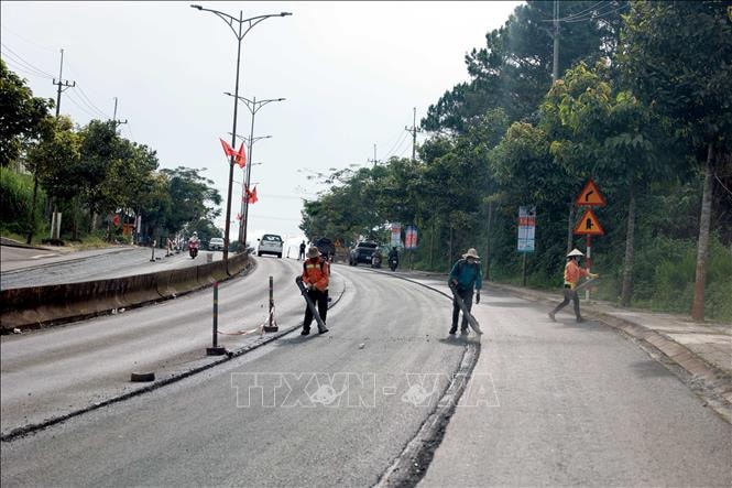 Hơn 4 tháng vẫn chưa sửa xong 2,4km đường Hồ Chí Minh