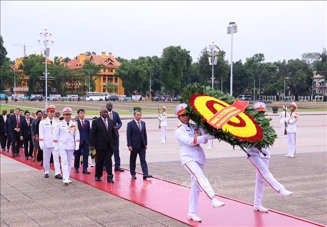 Tổng thống Nam Phi vào Lăng viếng Chủ tịch Hồ Chí Minh