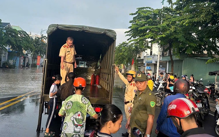 TP Hồ Chí Minh: CSGT điều xe ô tô giúp người dân qua điểm ngập cầu Quan an toàn