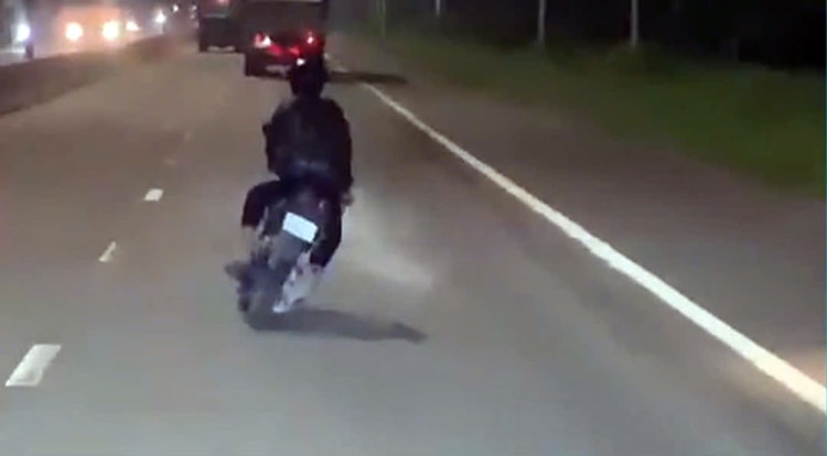 Thanh niên chạy xe lạng lách, đánh võng trên Quốc lộ 13 bị phạt 9 triệu đồng