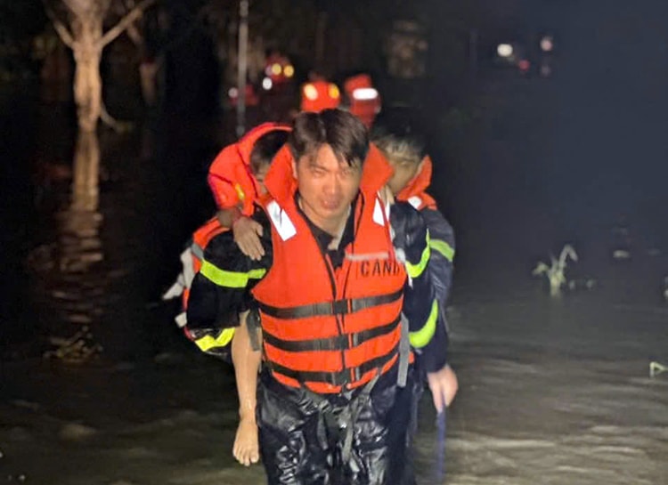 TP Hồ Chí Minh: Lực lượng cứu hộ kịp thời đưa 127 người ra khỏi vùng ngập an toàn