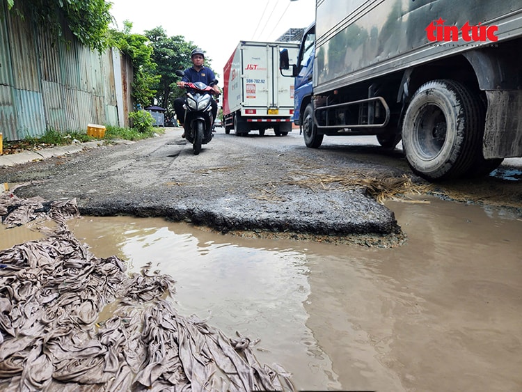 Tân Thới Nhất 08 chờ sửa, 'ổ voi' giăng khắp đường