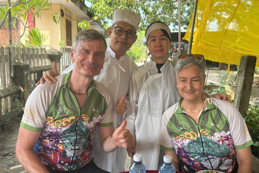 Khách Tây đói và khát, dừng xe ở đám tang tại Huế được gia chủ mời cơm chay